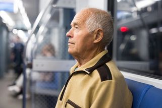 Občanka ani kartička pojištěnce nestačí. Odborníci radí seniorům nosit v peněžence ještě jednu důležitou kartičku